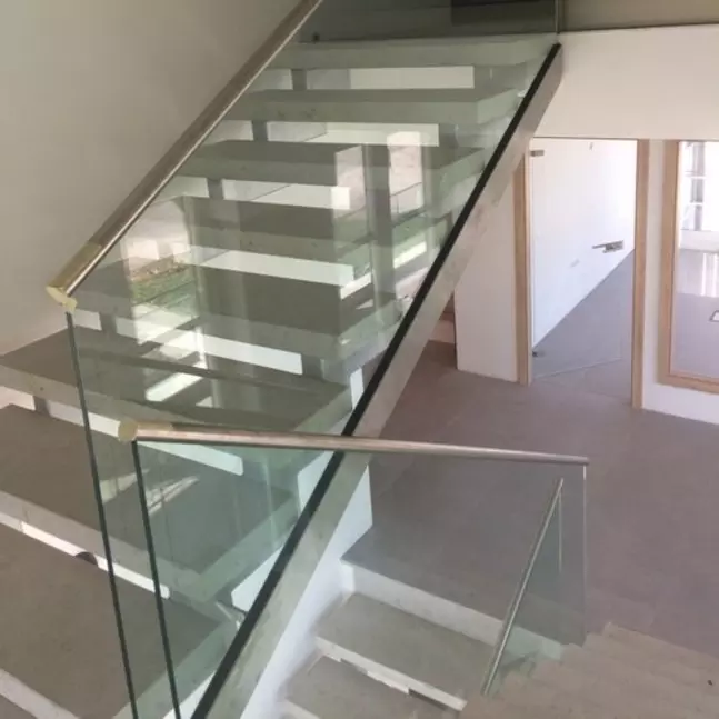 vonalmenti üveg lépcsőkorlát