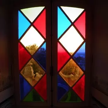 egyedi mintázatú színes ablak