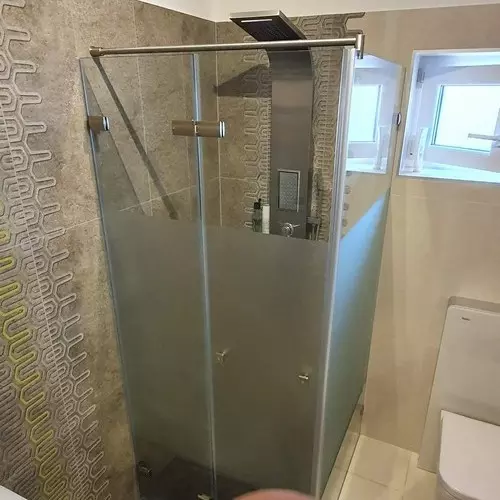 harmonika zuhanyajtó fix üvegfallal