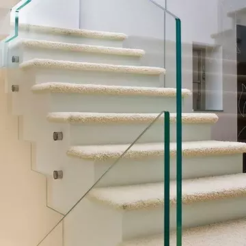 5 ok, miért válasszon oszlopos üvegkorlátot lépcsőházba