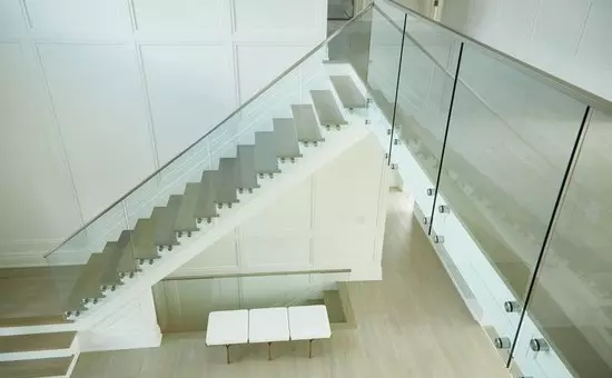 pontmegfogásos üveg lépcsőkorlát