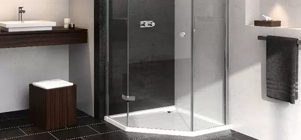 stílusos ötszögletű zuhanykabin