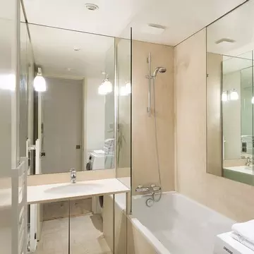 széles fürdőszobai tükör