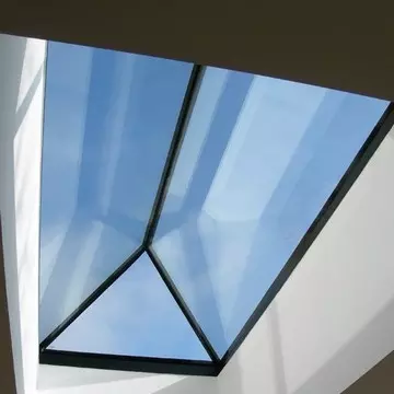 színezett üveg világító ablak